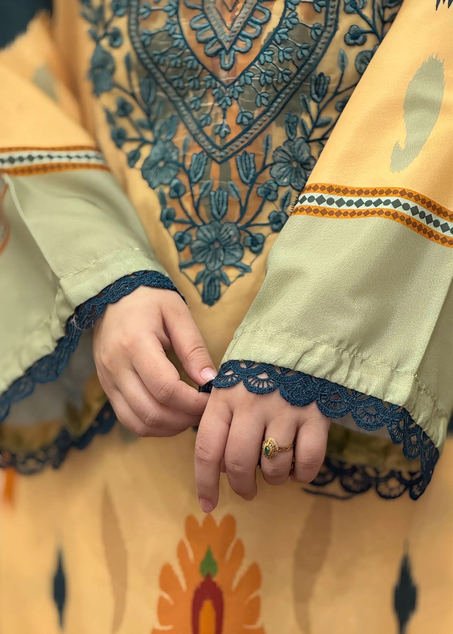 Minsa embroidered 2-piece suit by Tehzeeb Libas (view 4)